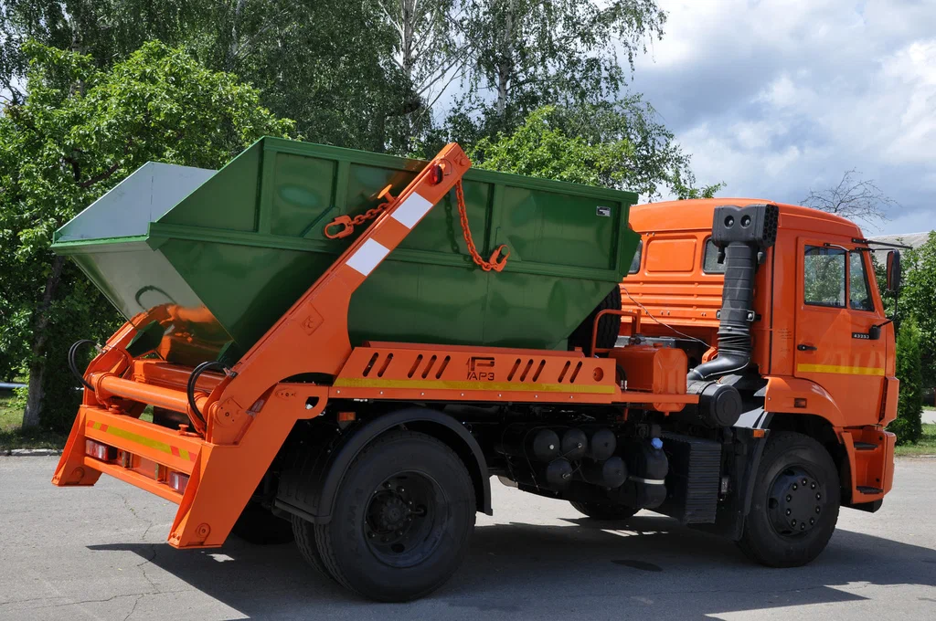 Заказ бункеровоза для вывоза мусора и отходов в Сургуте в октябре