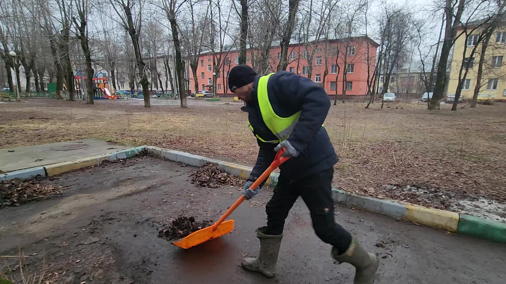 Уборка территорий в Сургуте в октябре